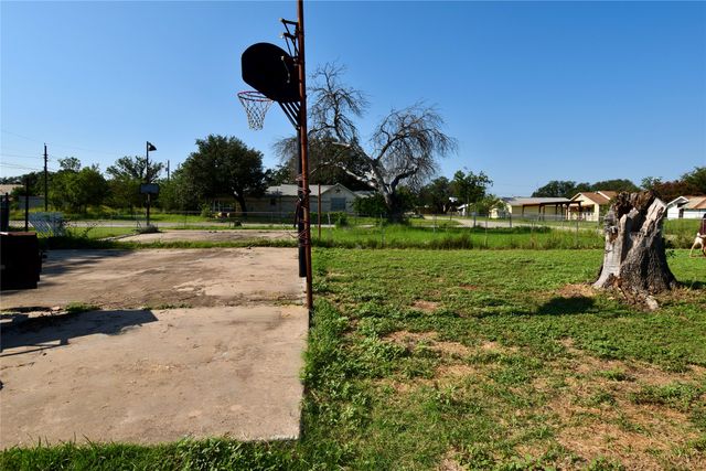 1705 S Bradley Street, Brady, TX 76825