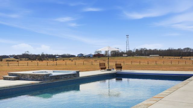 353 Oak Plains Rd, Clarksville, TN 37043