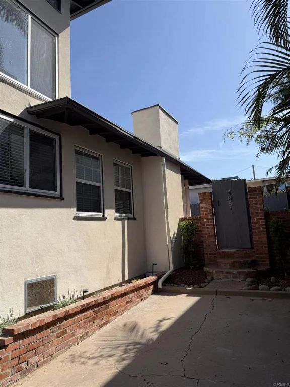 4881 Dixie Dr, San Diego, CA 92109