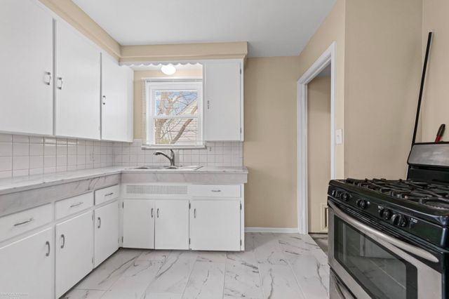 20293 Washtenaw Street, Harper Woods, MI 48225