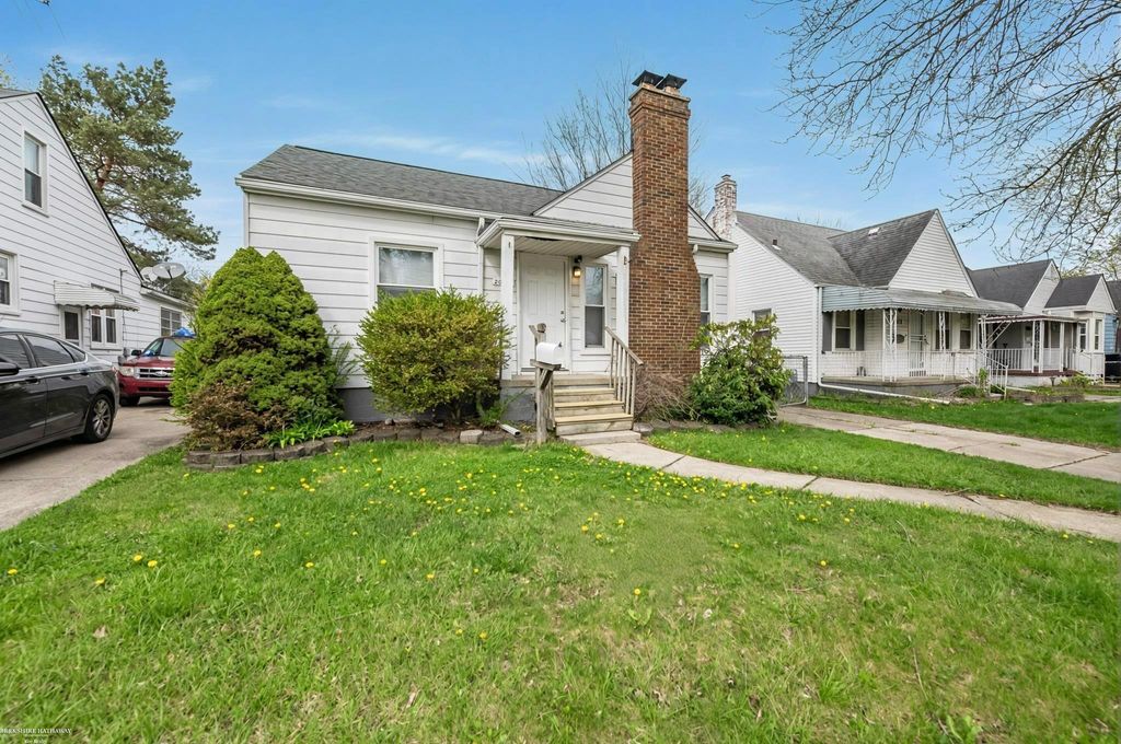 20293 Washtenaw Street, Harper Woods, MI 48225