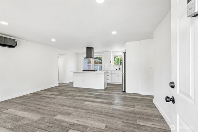 3425 NE 7th Place, Renton, WA 98056
