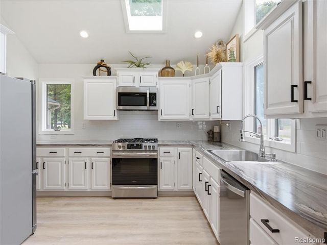 2258 S Long Lake Road, Fenton, MI 48430