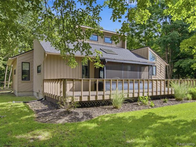 2258 S Long Lake Road, Fenton, MI 48430