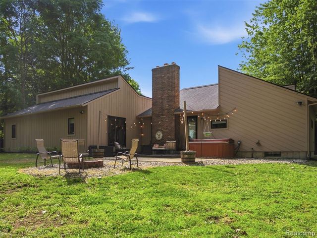 2258 S Long Lake Road, Fenton, MI 48430