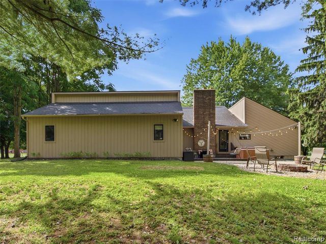 2258 S Long Lake Road, Fenton, MI 48430