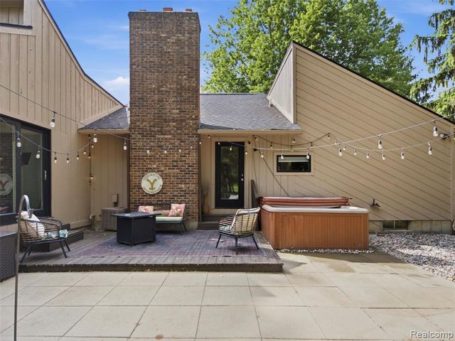 2258 S Long Lake Road, Fenton, MI 48430