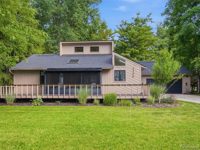 2258 S Long Lake Road, Fenton, MI 48430