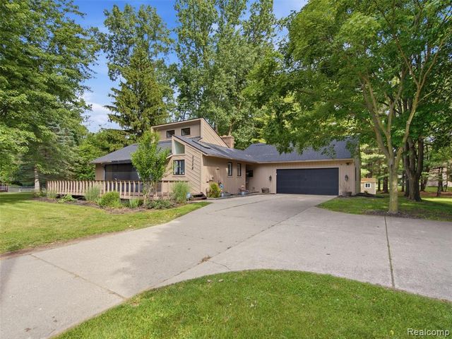 2258 S Long Lake Road, Fenton, MI 48430