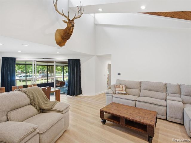 2258 S Long Lake Road, Fenton, MI 48430