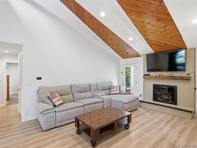 2258 S Long Lake Road, Fenton, MI 48430