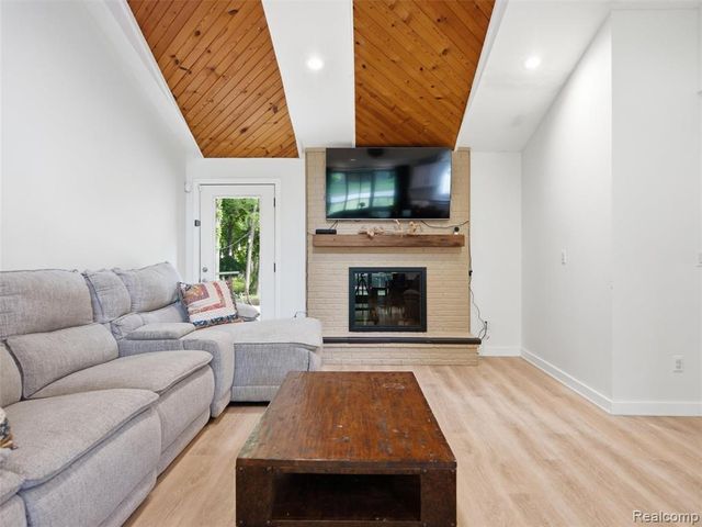 2258 S Long Lake Road, Fenton, MI 48430