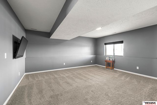 9431 Oxford Avenue, Waverly, NE 68462