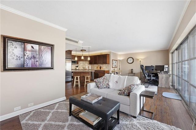 310 W 49th Street 201, Kansas City, MO 64112