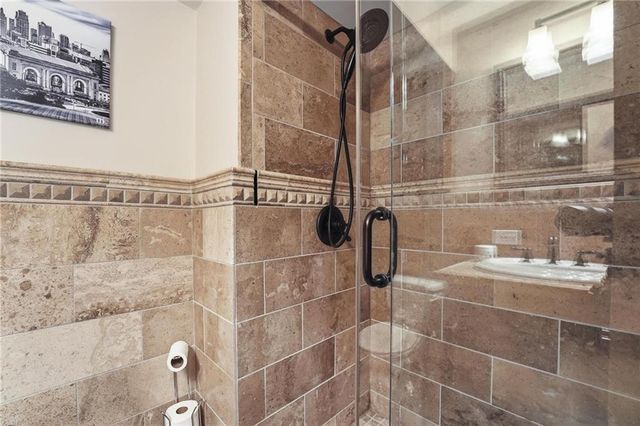 310 W 49th Street 201, Kansas City, MO 64112