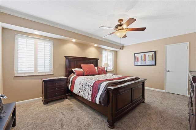 310 W 49th Street 201, Kansas City, MO 64112