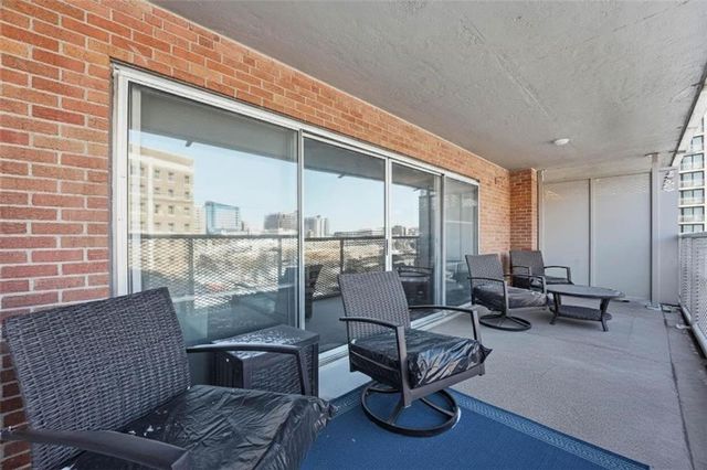 310 W 49th Street 201, Kansas City, MO 64112