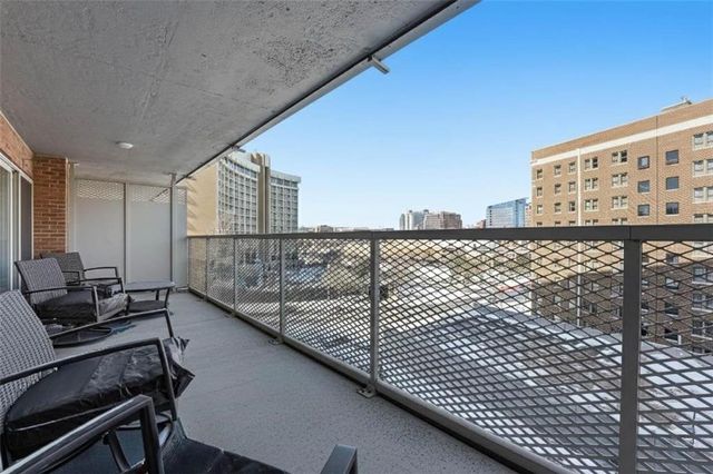 310 W 49th Street 201, Kansas City, MO 64112