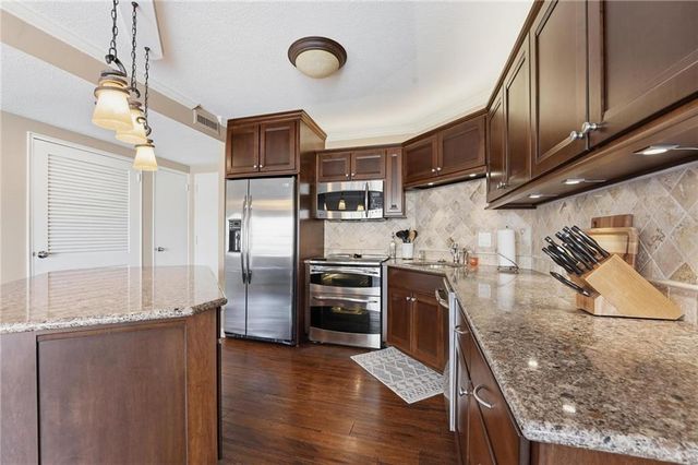 310 W 49th Street 201, Kansas City, MO 64112