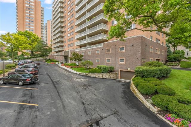 310 W 49th Street 201, Kansas City, MO 64112