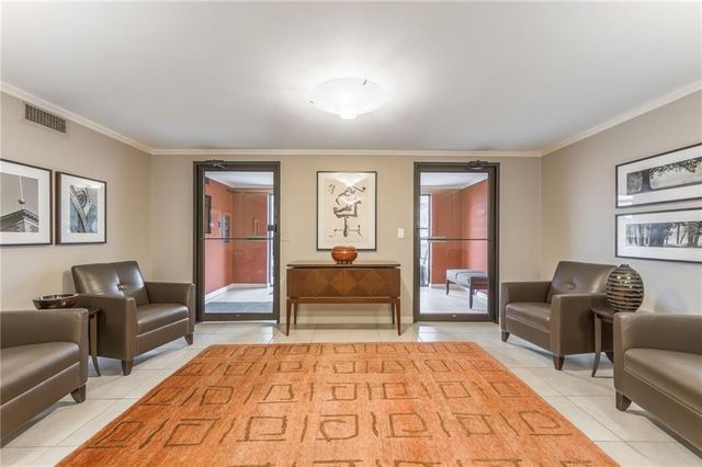 310 W 49th Street 201, Kansas City, MO 64112