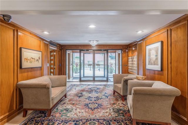 310 W 49th Street 201, Kansas City, MO 64112