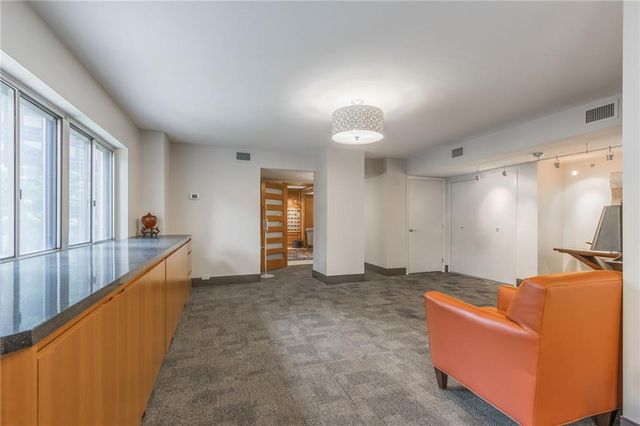 310 W 49th Street 201, Kansas City, MO 64112