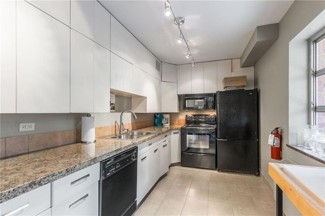 310 W 49th Street 201, Kansas City, MO 64112