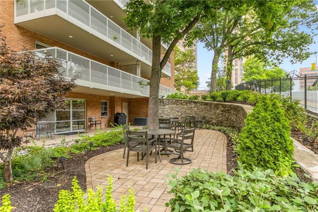 310 W 49th Street 201, Kansas City, MO 64112