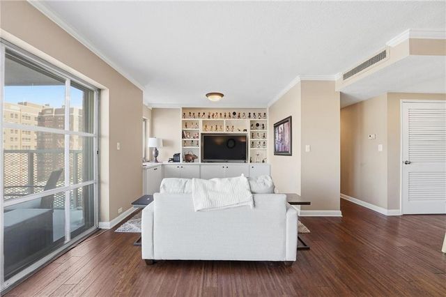 310 W 49th Street 201, Kansas City, MO 64112