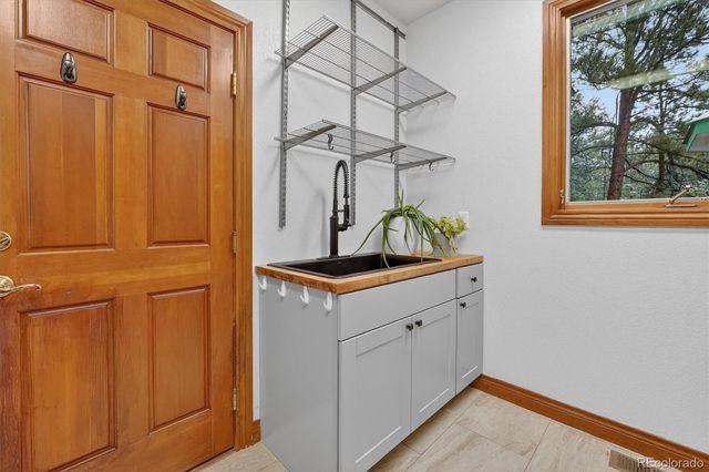 916 Tenderfoot Drive, Larkspur, CO 80118