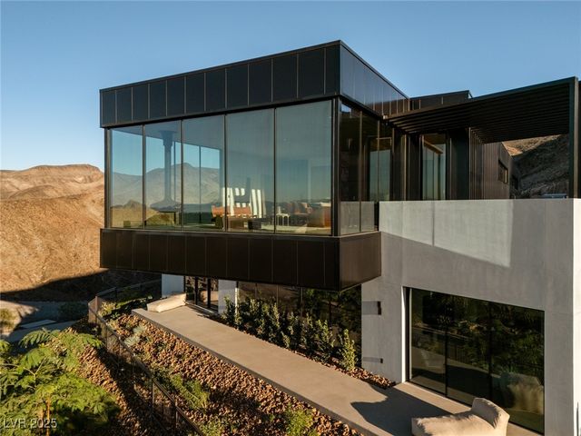 11 Chisel Crest Court, Henderson, NV 89012