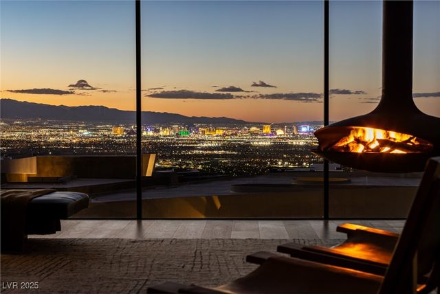 11 Chisel Crest Court, Henderson, NV 89012