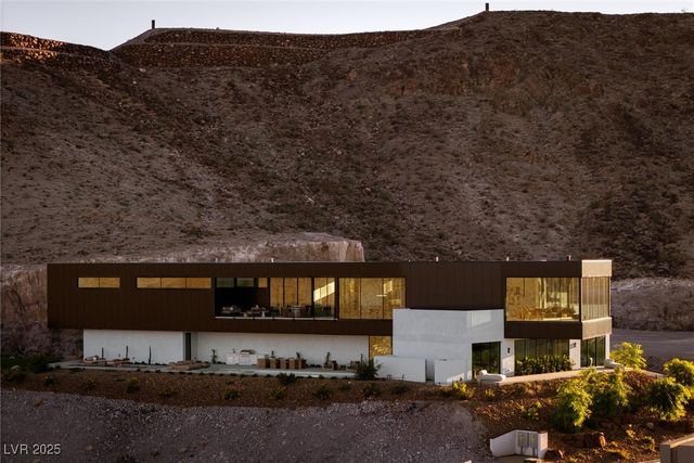 11 Chisel Crest Court, Henderson, NV 89012