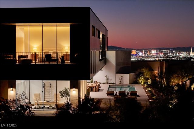 11 Chisel Crest Court, Henderson, NV 89012