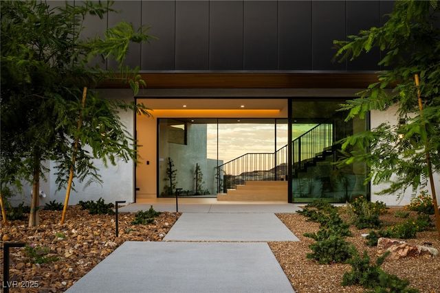 11 Chisel Crest Court, Henderson, NV 89012