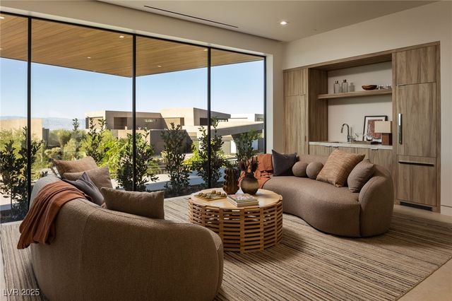 11 Chisel Crest Court, Henderson, NV 89012