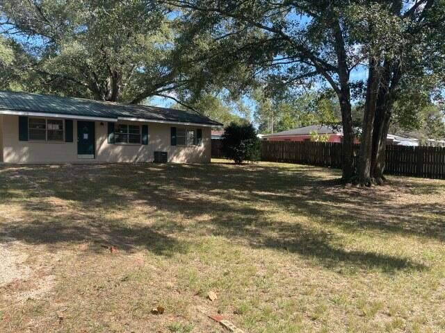 118 Peach Tree Street, Paxton, FL 32538