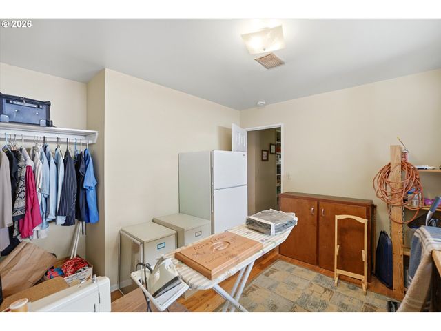 9421 Se GLENWOOD St, Portland, OR 97266