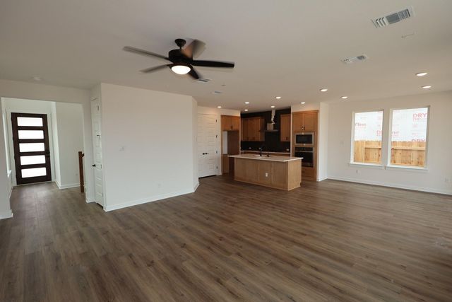 220 Bloomington Loop, Hutto, TX 78634
