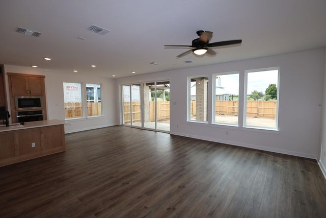 220 Bloomington Loop, Hutto, TX 78634