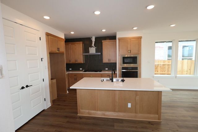 220 Bloomington Loop, Hutto, TX 78634