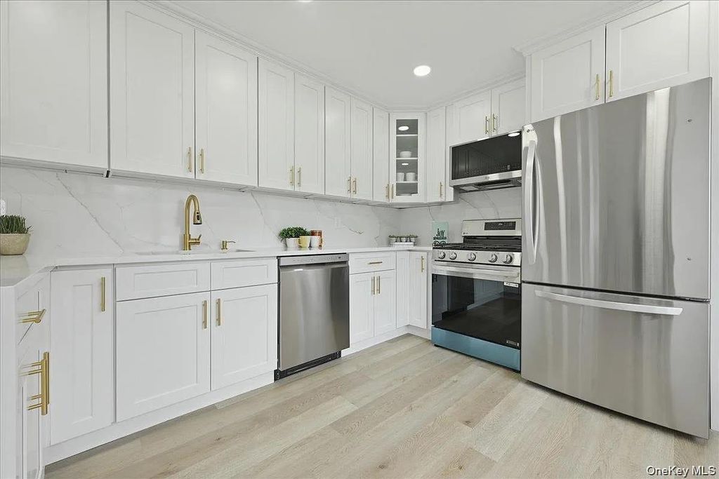 84 N Fordham Road, Hicksville, NY 11801 — photo 2