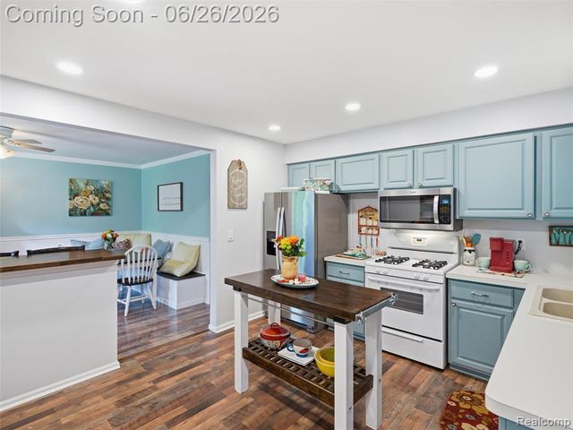 10610 Estola Avenue, White Lake, MI 48386