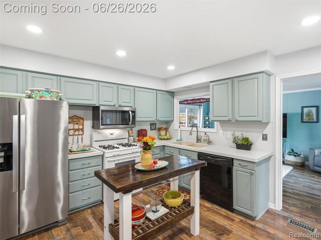 10610 Estola Avenue, White Lake, MI 48386