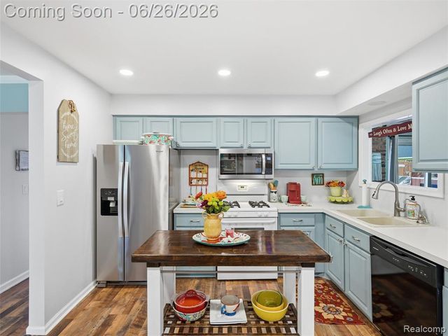 10610 Estola Avenue, White Lake, MI 48386
