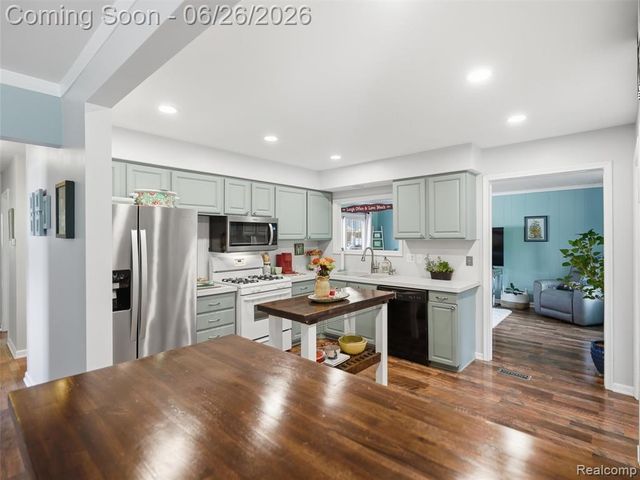 10610 Estola Avenue, White Lake, MI 48386