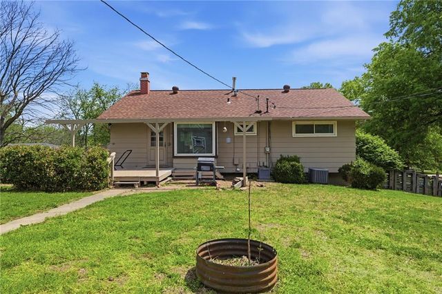 204 Topeka Avenue, Leavenworth, KS 66048