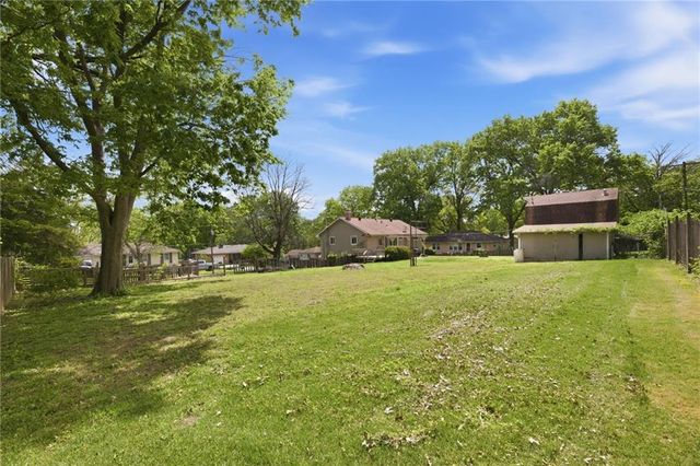 204 Topeka Avenue, Leavenworth, KS 66048