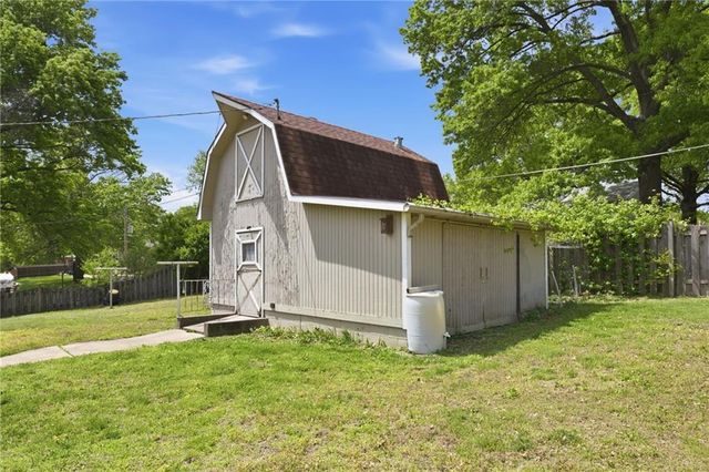 204 Topeka Avenue, Leavenworth, KS 66048